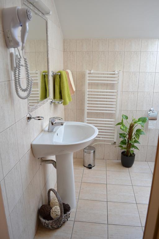Hotel Byron Zlaté Moravce Habitación foto